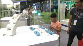 新松SR4A機器人與現場觀眾技能比拼.gif