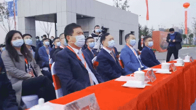 新松公司副總裁、智能裝備BG總裁劉子軍出席中遠海運智能產線啟動儀式.gif
