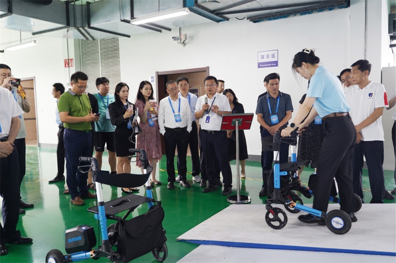 7.醫療康養機器人創新發展論壇參會嘉賓在新松公司參觀交流_副本.jpg