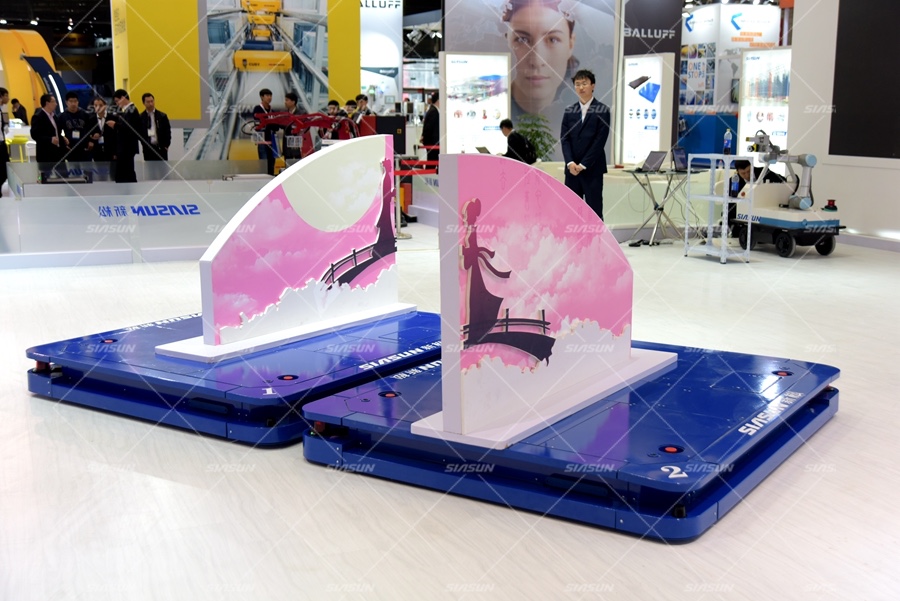 國內首臺舞臺移動機器人驚艷亮相CeMAT物流展 科技續寫梁祝傳奇