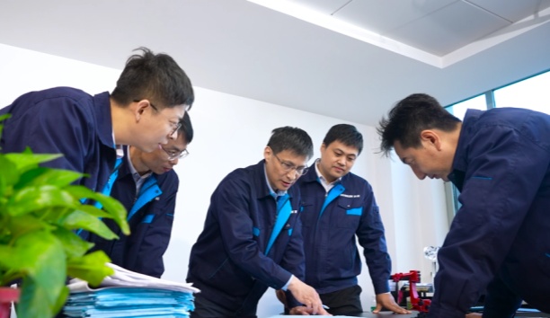 《遼寧日報》一版刊發：把關鍵核心技術牢牢掌握在自己手里——記遼寧“時代楷?！薄⑿滤蓹C器人研發群體（上）