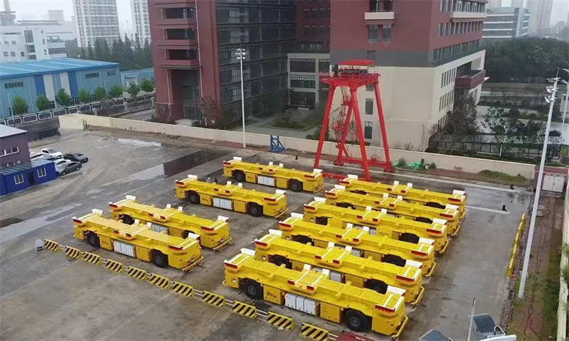 指尖新聞——【走進“國際沈”】連創里程碑！新松港口移動機器人海外累計交付超100臺，全球首臺空集裝箱堆碼機器人正式發布